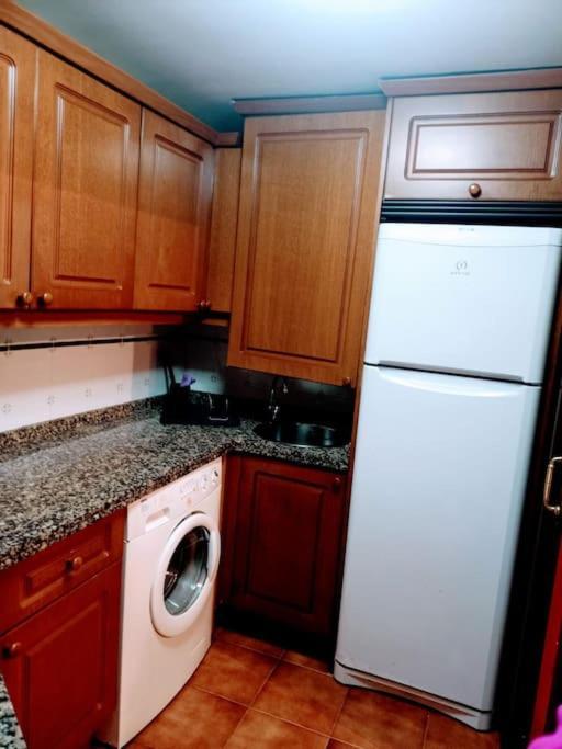 Appartamento Apartamento Entre Estaciones Oviedo Esterno foto