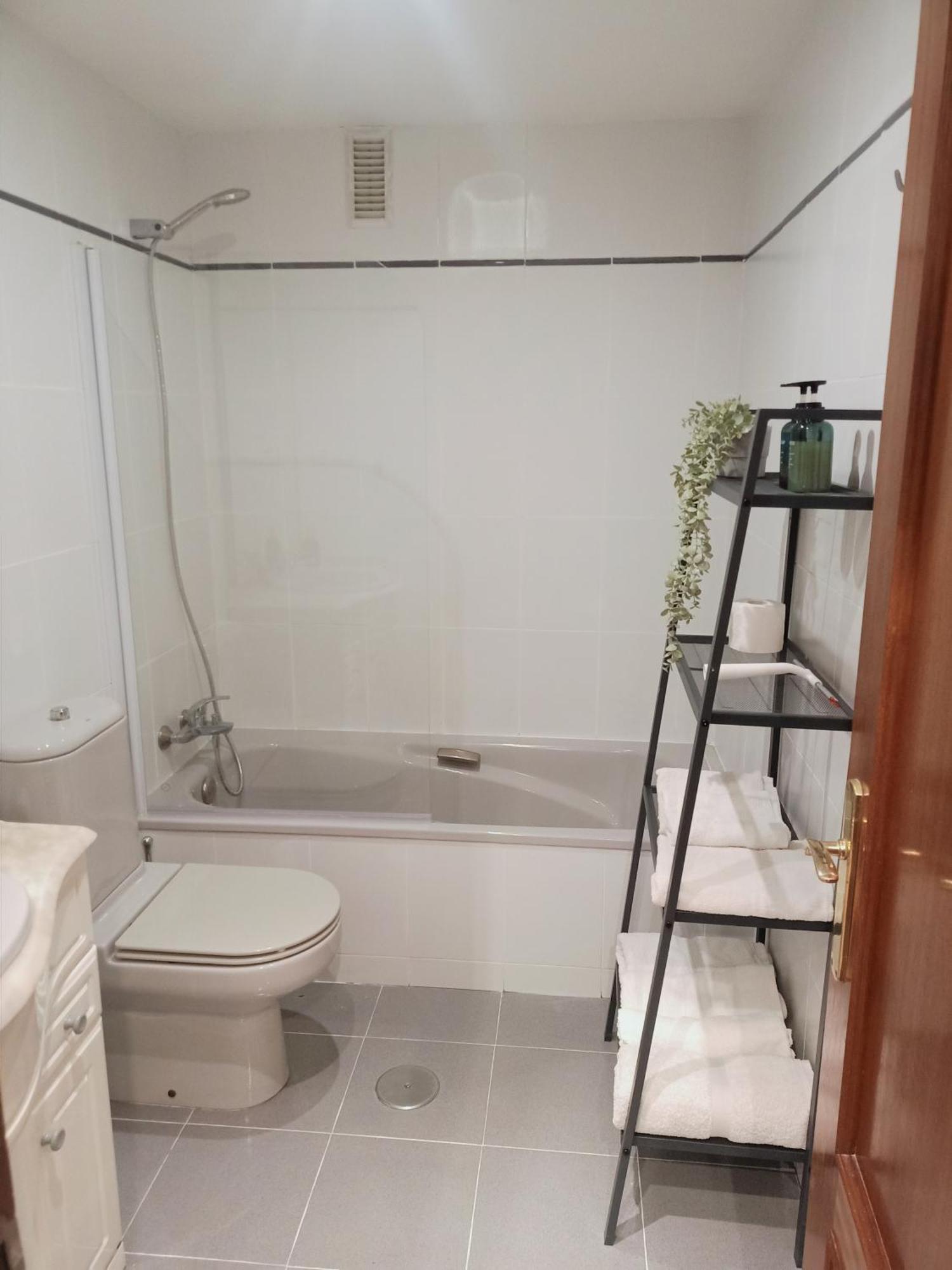 Appartamento Apartamento Entre Estaciones Oviedo Esterno foto
